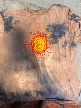 Tie-Dye Sun Graphic Tee in Peach and Navy